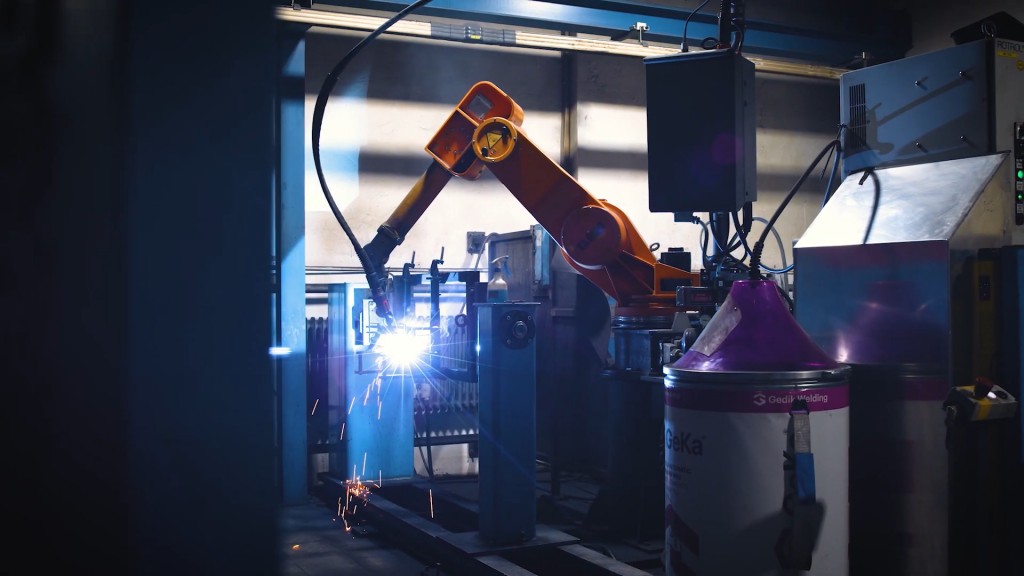 Automated welding process with robot