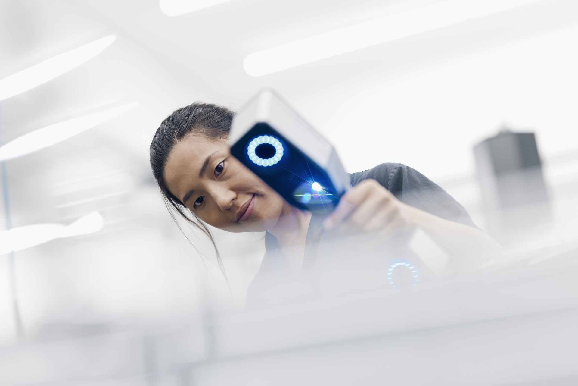 Women using the hand-held 3D scanner ZEISS T-SCAN hawk 2