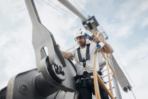 A man scanning a large object using the ZEISS T-SCAN hawk 2 3D scanner